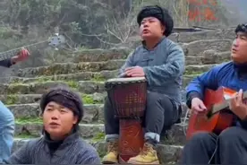 四名苗族小哥回乡组乐队，原生态表演受欢迎图片