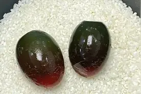 皮蛋含铅？常吃会慢性中毒？它可能比你想象的更营养！但有些人最好一口也别碰图片