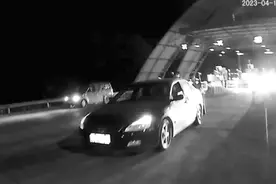 轿车深夜抛锚二人打算车里过夜，高速交警伸出援手图片