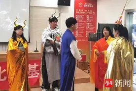 社区上演反诈情景剧：“金角大王”和“银角大王”用假宝物骗钱图片