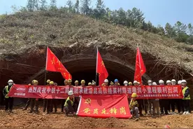渝昆高铁云贵段六标格莱村隧道横洞小里程顺利出洞图片