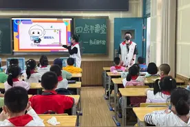 课堂上，师生制作“风力发电机”体验清洁能源图片