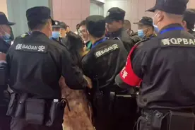 MINI展台再起冲突！女子直播时被拖走，目击者称过程粗暴图片