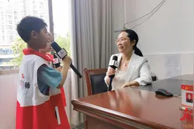 衡阳市高兴小学小摄影师开展模拟采访活动图片