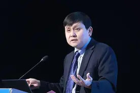 张文宏：建议脆弱人群再次接种新冠疫苗，50岁以下可自由选择图片