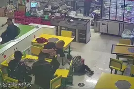 5岁男孩帮爸爸送烤鱼摔倒后主动道歉，店主：这桌客人烤鱼免单，儿子3岁开始帮忙干活图片