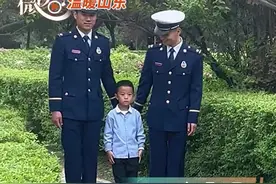 偶遇消防员小男孩上前合影后秒变迷弟图片