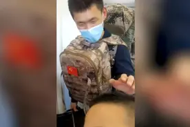 5岁男孩高铁上偶遇一名军人，主动帮提行李还敬礼视频封面