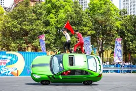 赛车表演太“燃”了！武汉欢乐谷极速世界新区五一开放图片