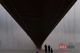 大雨中，杨泗港大桥现“水帘洞”奇景图片