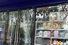 文具店冤枉女孩偷窃要求搜身后道歉：门前被放白花图片