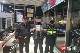 游客来景区游玩忘了停车位置，苦寻两小时无果后报警求助……图片