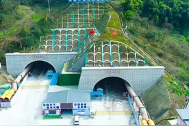 渝武高速复线中梁山隧道掘进里程过七成 全线明年内建成通车图片