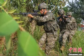 直击广西南宁武警官兵多课目训练瞬间图片