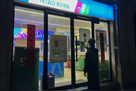 晚上也能取快递了，武汉菜鸟驿站推广“夜间取件”，24时前可自助取图片
