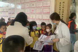 金融知识学习从“娃娃”抓起——民生信用卡海口分中心开展“金融知识进校园”活动图片