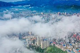 蓝山：美丽晨雾 梦幻小城（组图）图片