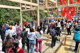 宣恩：深山造“华堂” 上梁仪式闹山乡图片
