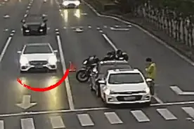 “前面车辆靠边！”巡警咆哮开道……图片