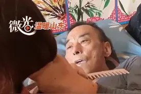 病重父亲为女儿梳头，当作最后给她的生日礼物图片