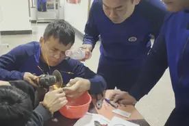 果然视频|男童手指头被玩具卡肿，岛城消防员断钢救指图片