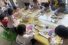 向塑料购物袋说“不” 西二幼500余萌娃手绘DIY环保袋图片