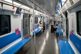 北京多条地铁深夜“连轴转”，凌晨抵京旅客有了更多出行选择图片