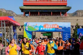 居庸关长城垂直马拉松开赛，挑战组全程爬升约500米图片