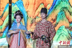 中国针纺服装名城南昌青山湖区上演《华服霓裳》走秀图片