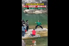 大妈们轮流在景区拍照，每个“拍照姿势”都意想不到图片