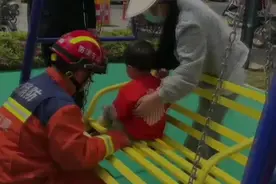 果然视频|女孩脚卡摇摇椅缝隙中，消防员迅速扩张施救图片