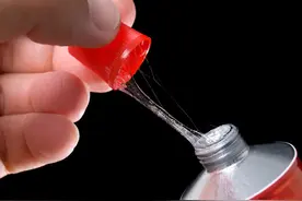 用胶水粘贴东西，竟然会引发肝衰竭？这种情况真的很危险……图片
