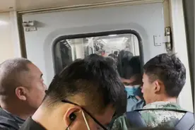 坐火车像挤地铁？五一假期凌晨火车硬座车厢人头攒动视频封面