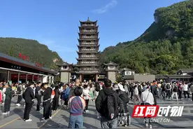 五一畅游张家界| 张家界国家森林公园东门迎来小长假人流高峰图片