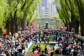 青海西宁：“五一”游园赏花 高原人民拥抱大自然图片