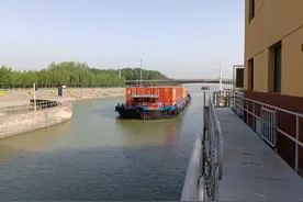 首艘免费过闸集装箱船舶顺利通过微山船闸图片
