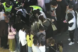 44秒！他们出手助女孩脱险图片