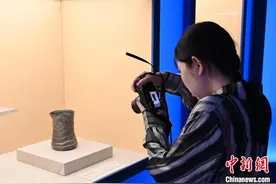 成都：“灿烂的记忆：亚洲文明古国金属艺术展”引游人图片