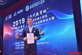 不懈努力！他以优异成绩改变命运和家庭困境图片
