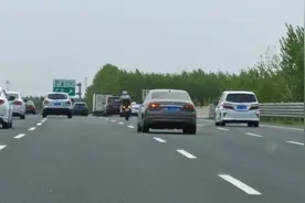 真危险！一男子骑摩托跑进济青高速快车道图片