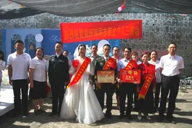 双喜临门 四川攀枝花一名军人婚礼当天迎来立功喜报图片