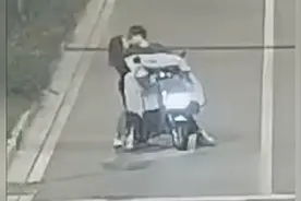 情侣边骑车边接吻，车辆摇摇晃晃，抢黄灯通行路口被撞视频封面