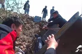 三轮车翻入深沟！驾驶员被压车下呼吸困难！他们及时伸出援手图片