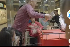 山东招远再次回应“单手抓金砖”：14年挑战无人成功图片