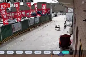 “西安墙体倒塌砸毁劳斯莱斯”现场实探：17辆车仍被埋废墟，车主称损失300万找不到责任方图片