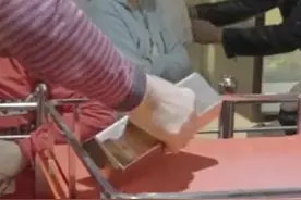 “25公斤金砖，单手抓起就归你！”这大爷做到了？图片