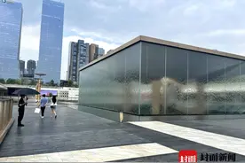 成都skp“水幕盒子”被熊孩子砸坏 或面临高额赔偿？回应：小孩已找到 双方自行协商解决图片