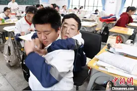 江西一高中生坚持多年背残疾同学上课：华强，我要背你上大学图片