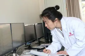 88年女品酒师用专业成就“舌尖上的工匠”图片