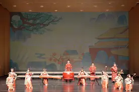 汉服表演、抚琴弄弦……烟台2000名中小学生才艺大比拼图片